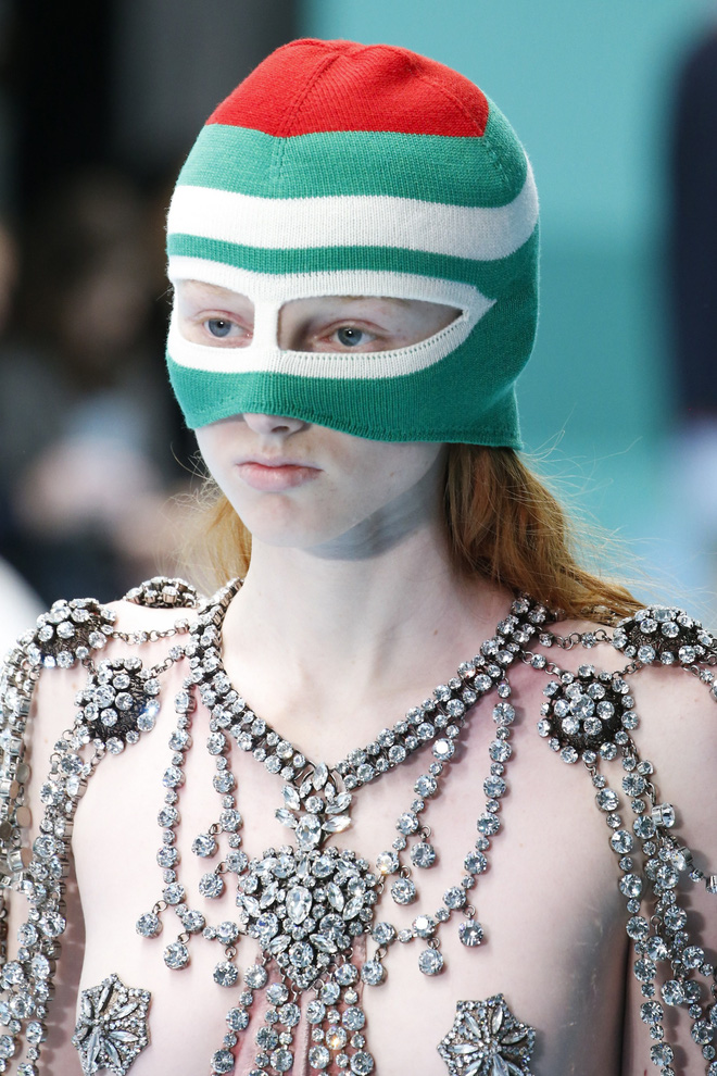 Show mới của Gucci dị quên lối về: Người mẫu ôm... thủ cấp để catwalk, kẻ lại vác nguyên con rồng